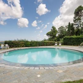 Apartment in Villagrande with Pool & Garden, hotel v destinácii Mombaroccio