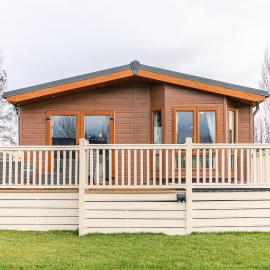 Green Acres Lodge with Hot Tub