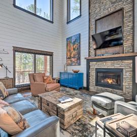 Luxury Cabin Getaway: 1 Mi To Broken Bow Lake!