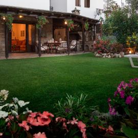 Villa Begonia by the sea, hotel a Koropi