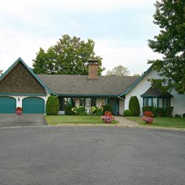 B&B Aux Deux Pignons, hotel in Donnacona