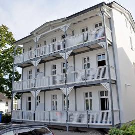 Ferienwohnungen mit Seeblick und Sauna, hotel in Göhren