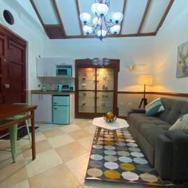 Apartaestudio amoblado centro histórico de Guadalajara de Buga, hotel in Buga