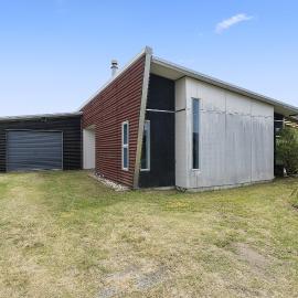 Tranquilo - Waikawa Beach Holiday Home, hotel a Manakau