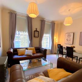 Fabulous 2 bed Historic Ground floor apartment Belper with free car parking next to property, hotell i Belper