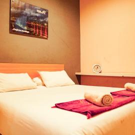 Audah Syariah Residence Mitra RedDoorz, ξενοδοχείο στη Σουραμπάγια