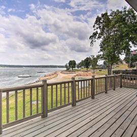 Walk to Boat Ramp! Lakefront Home w/ Deck in Afton, хотел в Monkey Island