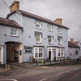 Gwesty'r Emlyn Hotel, hotel v mestu Newcastle Emlyn