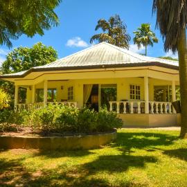 Viesnīca Skyblue Guesthouse - Self Catering pilsētā Baie Sainte Anne