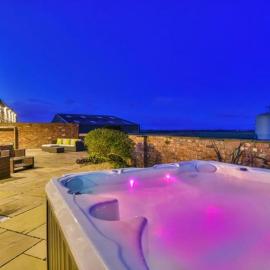 Lincoln 4-Beds Sleeps 13 Hot Tub & Pet Friendly, hotel in Lincoln
