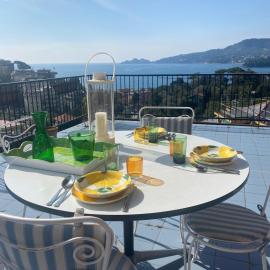 Grande Attico con Vista Vicino al Centro by PortofinoVacanze，拉帕洛的飯店