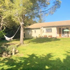 Villa 110m2, 7 pers, Jacuzzi , 3 chambres, terrain clos et arboré 2500m2, hotelli kohteessa Trèbes