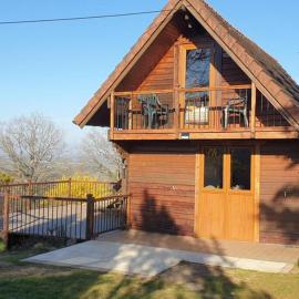3 Bedroom Lodge over looking Lake Dathee & Golf Course, ξενοδοχείο σε Saint-Manvieu-Bocage