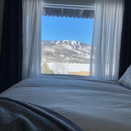 Mountain view fully renovated 6-8 people condo, hotel em Mont-Tremblant