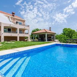 Villa Majkovica - 4 Bedroom Villa with Private Pool & En-Suite Bathrooms & Parking