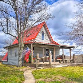 Vivid 'Cedar Ridge' Cabin ~ 23 Miles to Wichita!, hotel a Augusta