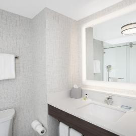 Holiday Inn Express Hotel & Suites Ottawa Airport by IHG, hotel in Ottawa