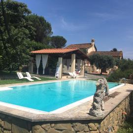 Podere Belvedere - Villa with private swimming-pool by Charming Italy Tour, hotel v destinaci Carmignano