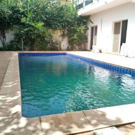 Villa à Thiès avec piscine à 15mn de l'aéroport，Thiès的飯店