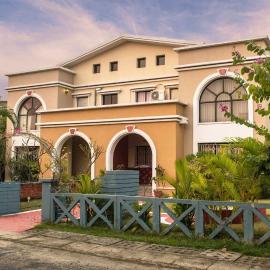 Taruchaya by StayVista with Lawn, Gazebo at Raichak - Kolkata, Hotel in Raichak