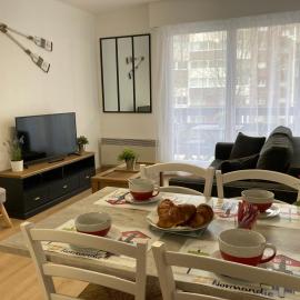 CABOURG APPARTEMENT EN RESIDENCE CALME ET COSI、カブールのホテル