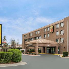 Super 8 by Wyndham Raleigh North East, hótel í Raleigh
