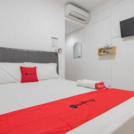 RedDoorz Syariah At Afifah Guest House near Bikasoga Sport Center