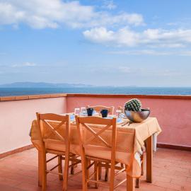 Nice Home In Cavo With Wifi, hotel i Cavo
