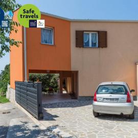 Apartments Petra near beach, hotell i Veruda