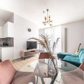 New Comfortable 2 Bedroom Cottage w/Big Terrace, Hotel in Jūrmala