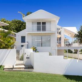 The White House - Spectacular Ocean Views, WiFi, Central Coolum, hotel a Coolum Beach