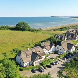 Strandhaus Mönchgut Ferienwohnung 06 mit Sauna- und Schwimmbadnutzung im AHOI Sellin, hotel en Lobbe