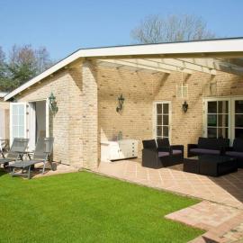 Bungalow between Amsterdam and Haarlem with sauna, hotel v destinaci Vijfhuizen