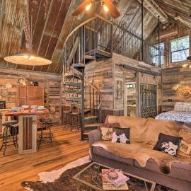 'Horse Thief Inn' Cabin Retreat w/ Deck & Hot Tub!, Hotel in Wimberley