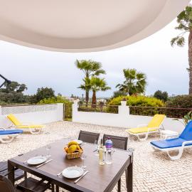 Great 2 bedroom apartment with communal pool