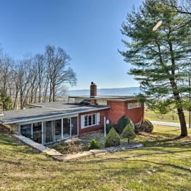 Cozy Home w/ Private Patio & Views, Hiking On-Site, hotel in Belleville