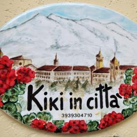 Kiki in città, מלון בקונאו