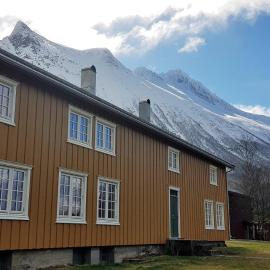 Lensmansgarden Marteinsgarden, hotel in Innfjorden