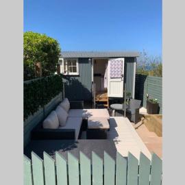 Trevone Luxury Shepherds hut close to the beach, hotel in Saint Merryn