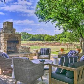 Beautiful Hill Country Cottage - Walk to Downtown!, hotel sa Comfort