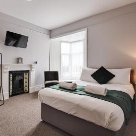 Private Room - Kitchenette - Free Parking - Work Stay