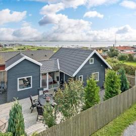 Skøn feriebolig med havudsigt i naturskønt område, hotel sa Munkebo