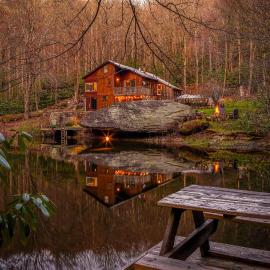 Serene mountain getaway, Hot Tub, Sauna, Lake View, Swim, Fish, Hiking, EV plugin، فندق في بون