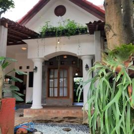 OMAH LUMUT Malang, Best Family Villa 3 Bedrooms Free Pool Kolam Renang, hotel i Malang