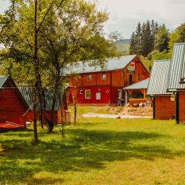 Camp Sutjeska, מלון בטיינטישטה