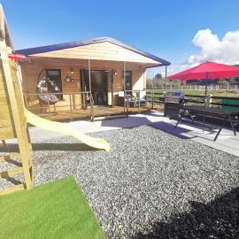 The Lodge Mountain View Log Cabin , Attymass Ballina, hotelli kohteessa Boyhollagh