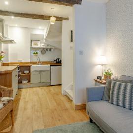 The Shoe Box cottage with allocated parking, hotel in Malmesbury