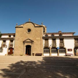 Santuari de la Salut de Sant Feliu de Pallerols, hotel v mestu Sant Felíu de Pallarols