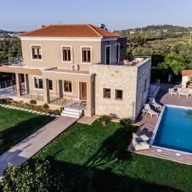 Villa Pervoli, hotel u gradu Varípetron
