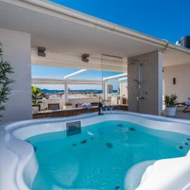 Penthouse with roof terrace with jacuzzi